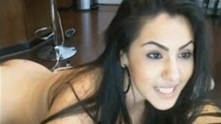 Lovely brunette camgirl sexmachine live show porn video